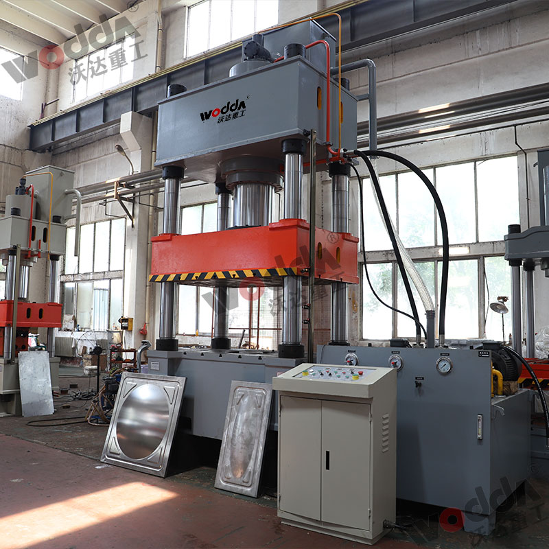 500噸(dun)不鏽鋼水箱成型(xing)液壓機 500噸不鏽鋼(gāng)水箱成型液壓機(jī)