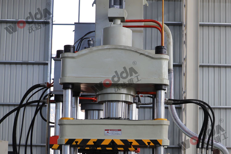 液壓(yā)機主缸(gang) 液壓機(ji)主缸