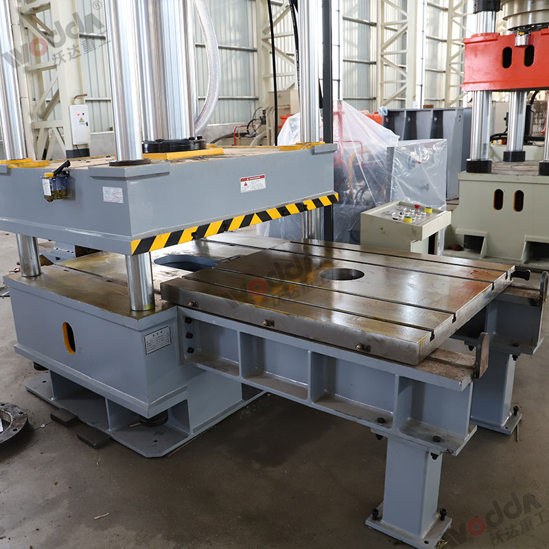 200噸移動工(gōng)作台液壓機 200噸移(yí)動工作台液壓機(ji)