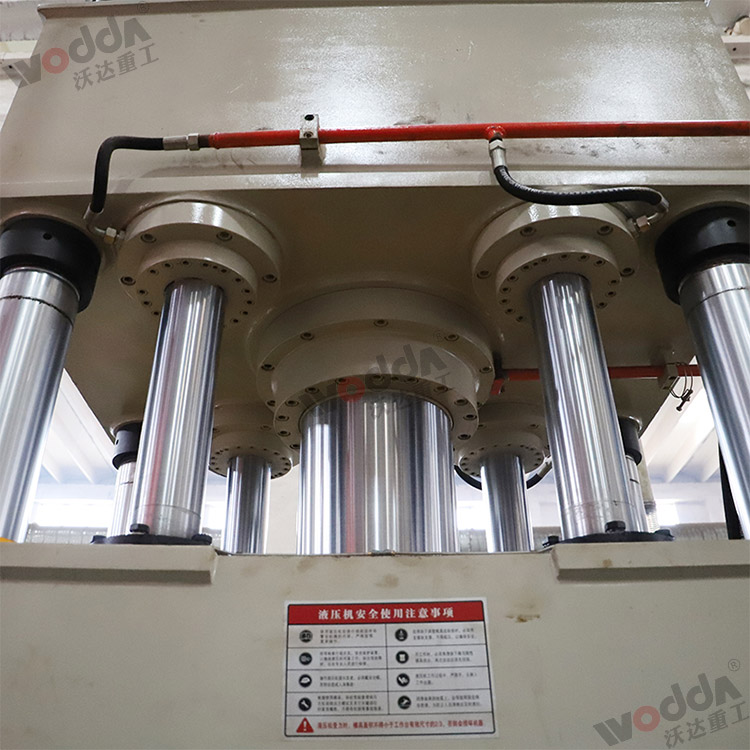 封(fēng)頭液壓機(jī)油缸 封頭(tou)液壓機油(you)缸