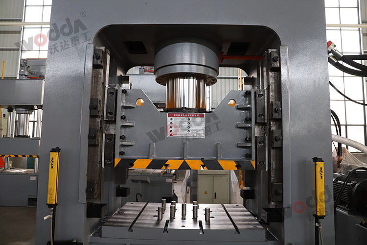 315噸框架式液壓(yā)機機身 315噸框架(jià)式液壓機機身(shen)