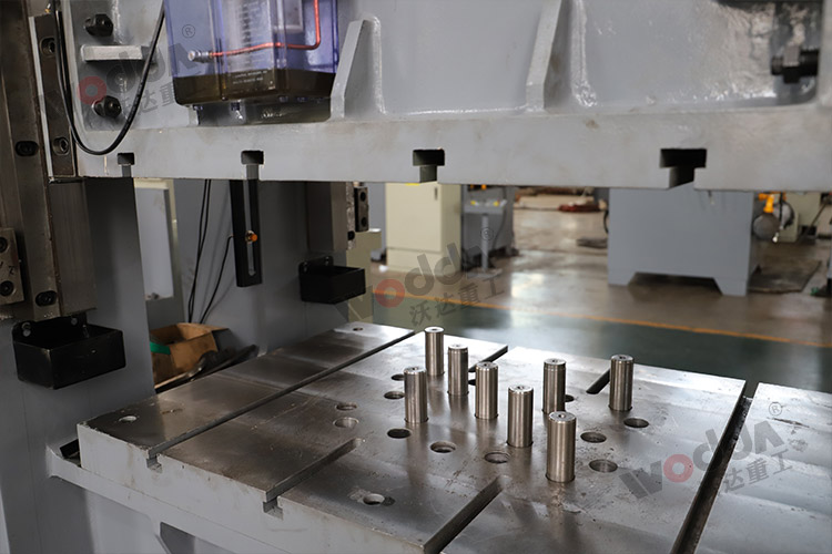 315噸框架式液壓(yā)機(多頂杆、液壓(ya)墊) 315噸框架式液(yè)壓機(多頂杆、液(yè)壓墊)