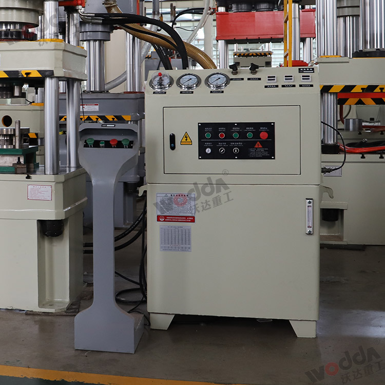 200噸(dūn)四柱液壓機(ji)(移動控制台(tai)) 200噸四柱液壓(ya)機(移動控制(zhi)台)