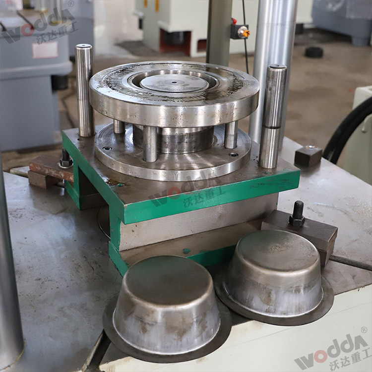 200噸(dun)四柱拉伸機(ji)用戶現場圖(tu) 200噸四柱拉伸(shēn)機用戶現場(chǎng)圖