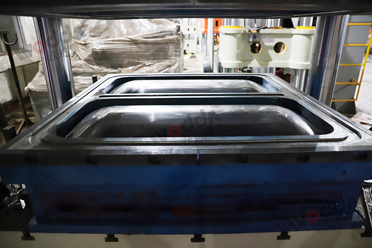 拉伸(shen)水箱模具(jù) 拉伸水箱(xiāng)模具