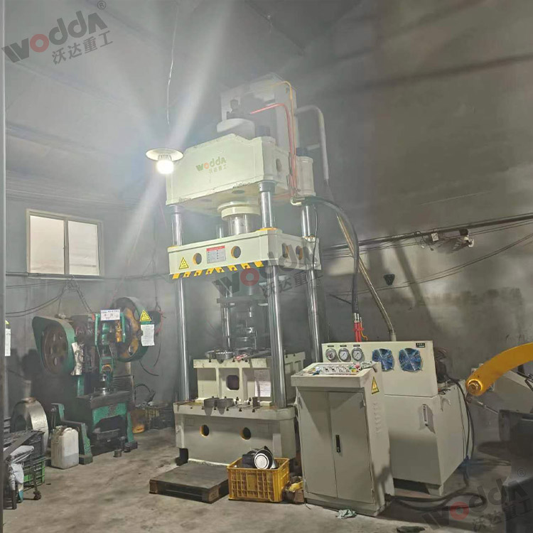 315噸上置液(ye)壓墊拉伸液(yè)壓機(圖1) 315噸上(shàng)置液壓墊拉(lā)伸液壓機(圖(tu)1)