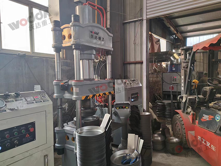 100噸四柱(zhù)液壓機拉(la)伸鐵鍋一(yī)次成型 100噸(dūn)四柱液壓(yā)機拉伸鐵(tiě)鍋一次成(chéng)型