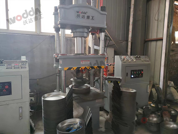 100噸四柱液(ye)壓機拉伸(shen)鐵鍋現場(chǎng) 100噸四柱液(ye)壓機拉伸(shēn)鐵鍋現場(chang)