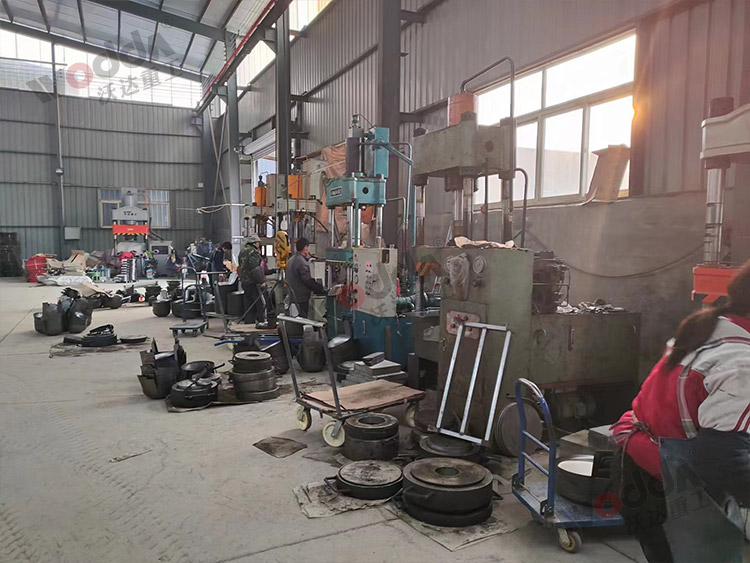 100噸(dūn)四柱液壓(ya)機拉伸鐵(tiě)鍋客戶現(xiàn)場 100噸四柱(zhù)液壓機拉(lā)伸鐵鍋客(kè)戶現場