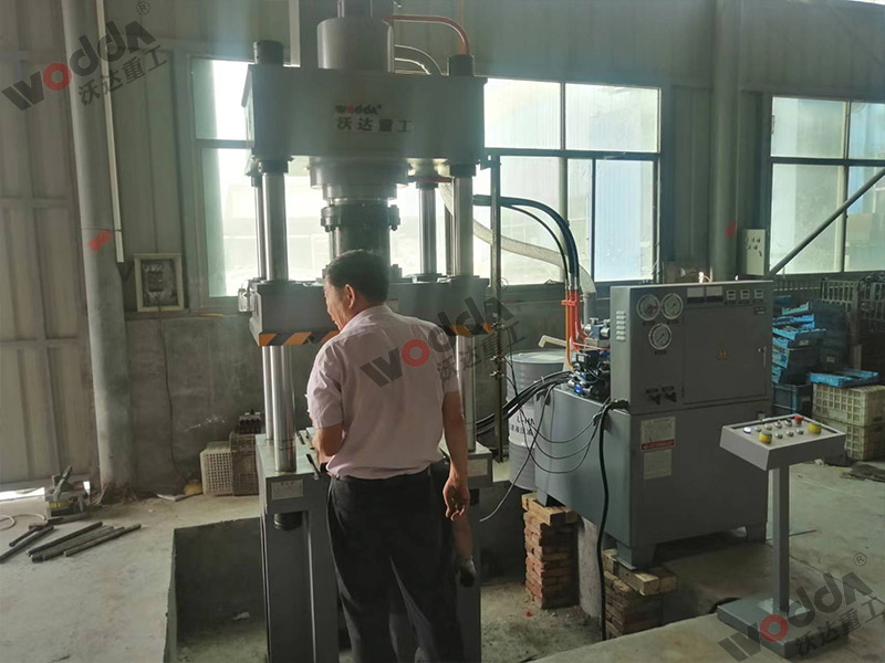 200噸不鏽鋼(gang)離心風機成(cheng)型液壓機(圖(tú)1) 200噸不鏽鋼離(lí)心風機成型(xíng)液壓機(圖1)