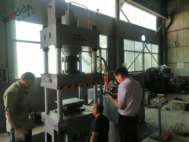 200噸(dūn)不鏽鋼離心(xīn)風機成型液(yè)壓機(圖2) 200噸不(bú)鏽鋼離心風(fēng)機成型液壓(ya)機(圖2)