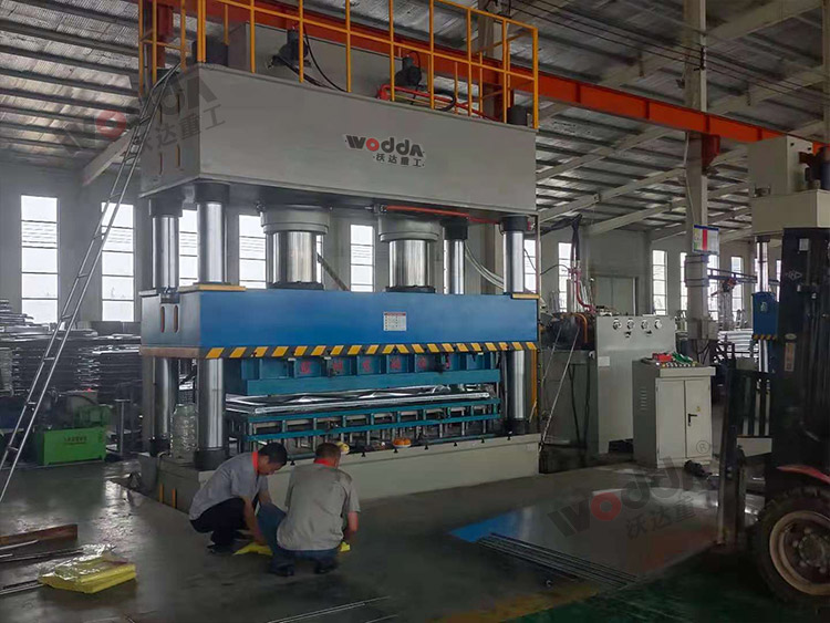 1000噸(dūn)不鏽鋼(gāng)水箱闆(pǎn)拉伸液(yè)壓機(圖(tu)2) 1000噸不鏽(xiu)鋼水箱(xiang)闆拉伸(shen)液壓機(jī)(圖2)