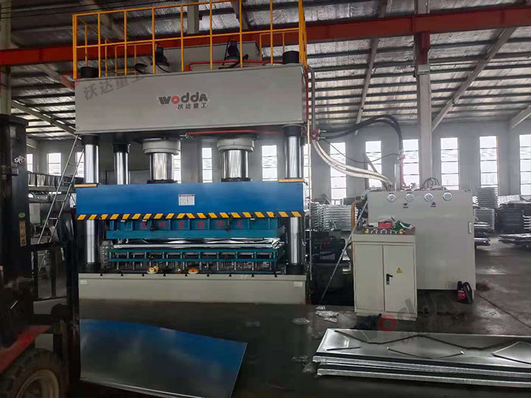 1000噸不(bú)鏽鋼水(shui)箱闆拉(la)伸液壓(yā)機(圖1) 1000噸(dūn)不鏽鋼(gang)水箱闆(pǎn)拉伸液(ye)壓機(圖(tú)1)