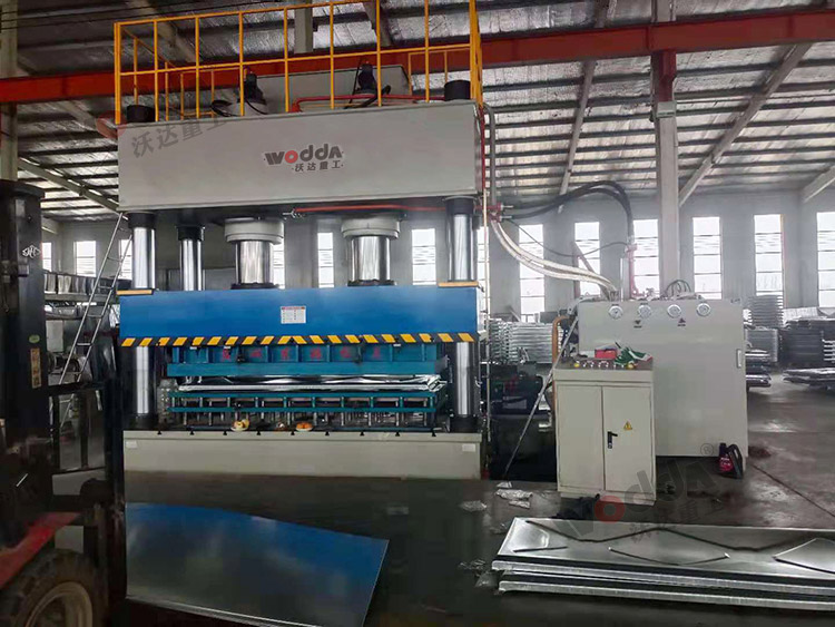 1000噸不鏽(xiù)鋼水箱(xiang)闆拉伸(shēn)液壓機(jī)(圖3) 1000噸不(bu)鏽鋼水(shui)箱闆拉(la)伸液壓(ya)機(圖3)