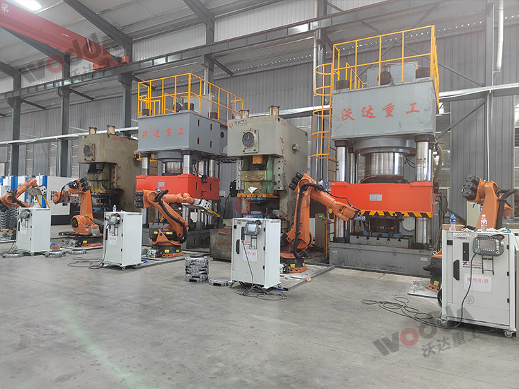 2000噸汽車(chē)離合器外殼(ke)拉伸液壓機(jī)客戶現場.jpg 2000噸(dun)汽車離合器(qi)外殼拉伸液(ye)壓機客戶現(xian)場.jpg