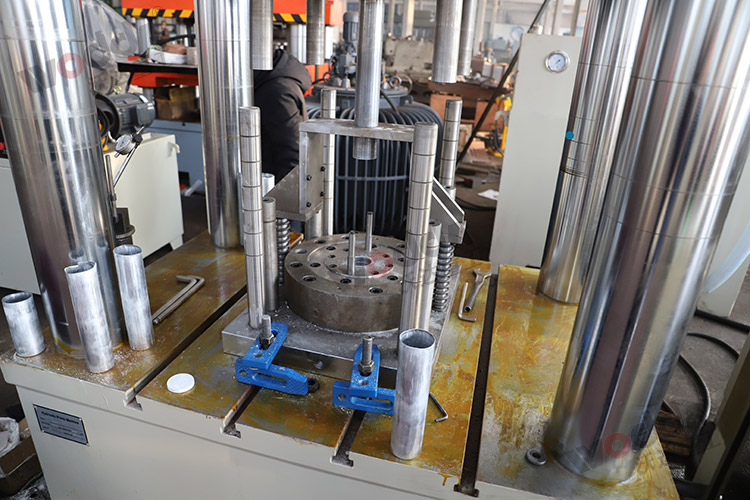 500噸動力電池(chi)電芯鋁殼拉伸液(ye)壓機模具 500噸動力(lì)電池電芯鋁殼拉(lā)伸液壓機模具