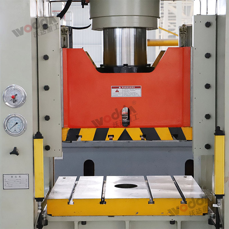 200噸框架式液(yè)壓機(活塞與工(gōng)作台).jpg 200噸框架式(shi)液壓機(活塞與(yǔ)工作台).jpg