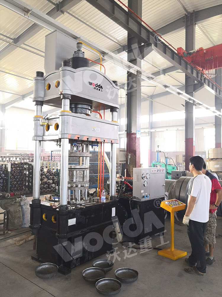 200噸煤(mei)氣罐封(fēng)頭液壓(yā)機(圖1) 200噸(dun)煤氣罐(guan)封頭液(yè)壓機(圖(tú)1)