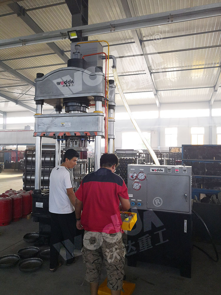 200噸(dun)煤氣罐(guan)封頭液(ye)壓機(圖(tú)2) 200噸煤氣(qi)罐封頭(tou)液壓機(jī)(圖2)