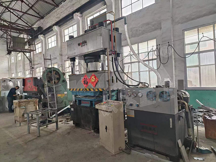 不鏽(xiu)鋼水箱闆液壓機(ji)客戶現場 不鏽鋼(gāng)水箱闆液壓機客(kè)戶現場