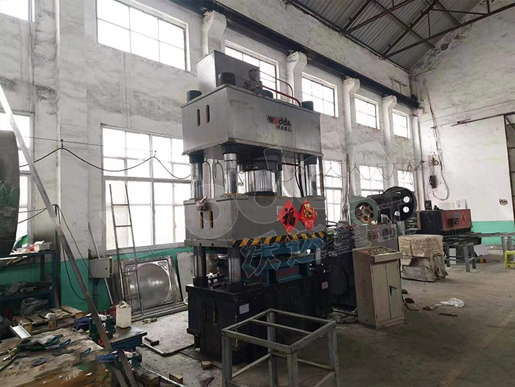 不鏽鋼水箱闆(pan)液壓機客戶現場(chang) 不鏽鋼水箱闆液(ye)壓機客戶現場