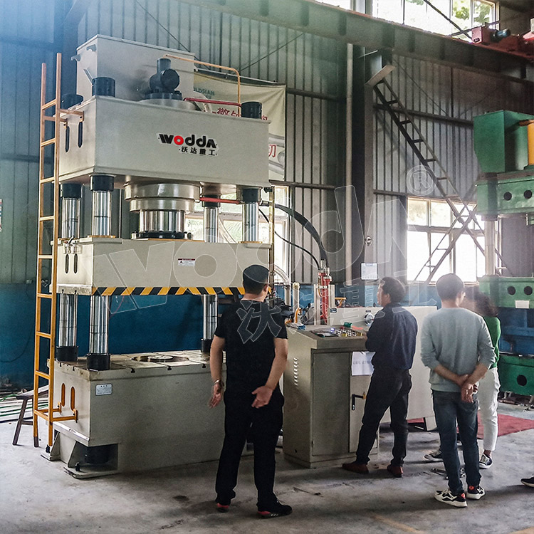 500噸(dūn)不鏽鋼水(shuǐ)箱闆拉伸(shen)液壓機 500噸(dūn)不鏽鋼水(shuǐ)箱闆拉伸(shen)液壓機