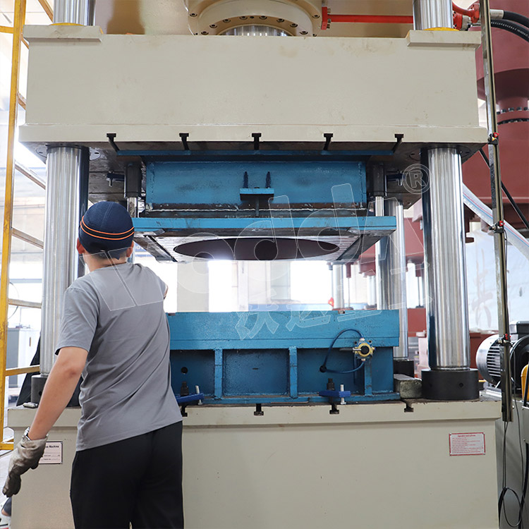 500噸不鏽鋼(gāng)水箱液壓(yā)機(工作台(tai)) 500噸不鏽鋼(gāng)水箱液壓(yā)機(工作台(tai))