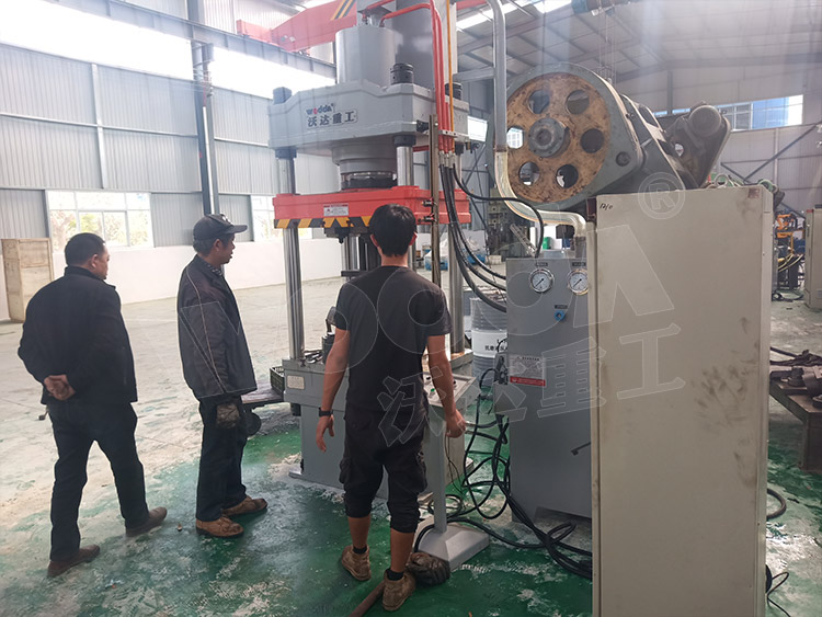 200噸封頭拉(la)伸液壓機(圖(tu)1) 200噸封頭拉伸(shen)液壓機(圖1)