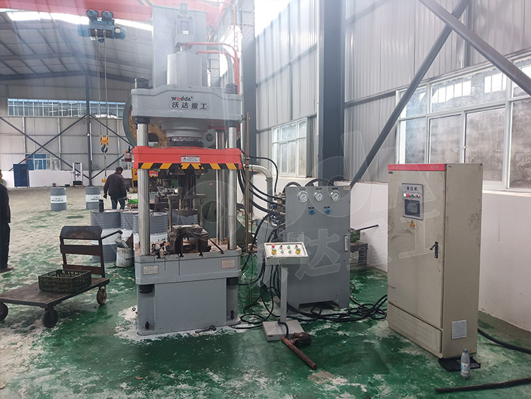 200噸封頭拉伸(shen)液壓機(圖3) 200噸(dūn)封頭拉伸液(ye)壓機(圖3)