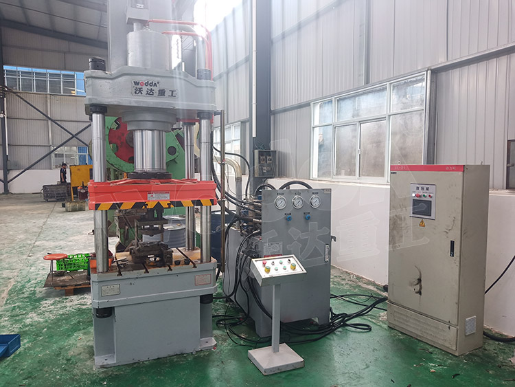 200噸封頭(tou)拉伸液壓機(jī)(圖4) 200噸封頭拉(la)伸液壓機(圖(tú)4)