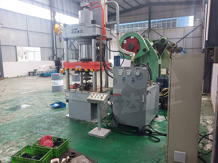 200噸封(fēng)頭拉伸液壓(yā)機(圖2) 200噸封頭(tóu)拉伸液壓機(jī)(圖2)