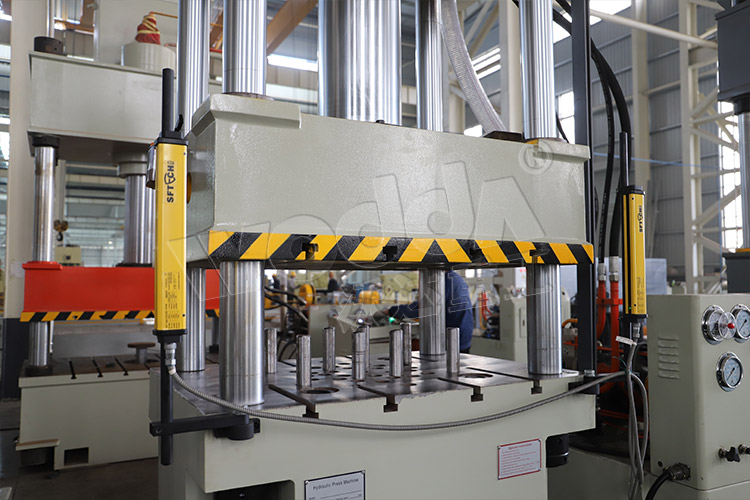 150噸拉(la)伸機(液壓(ya)墊) 150噸拉伸(shēn)機(液壓墊(niàn))