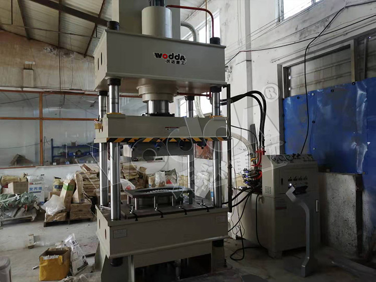 250噸不鏽鋼拉(lā)伸液壓機現場(chang) 250噸不鏽鋼拉伸(shen)液壓機現場