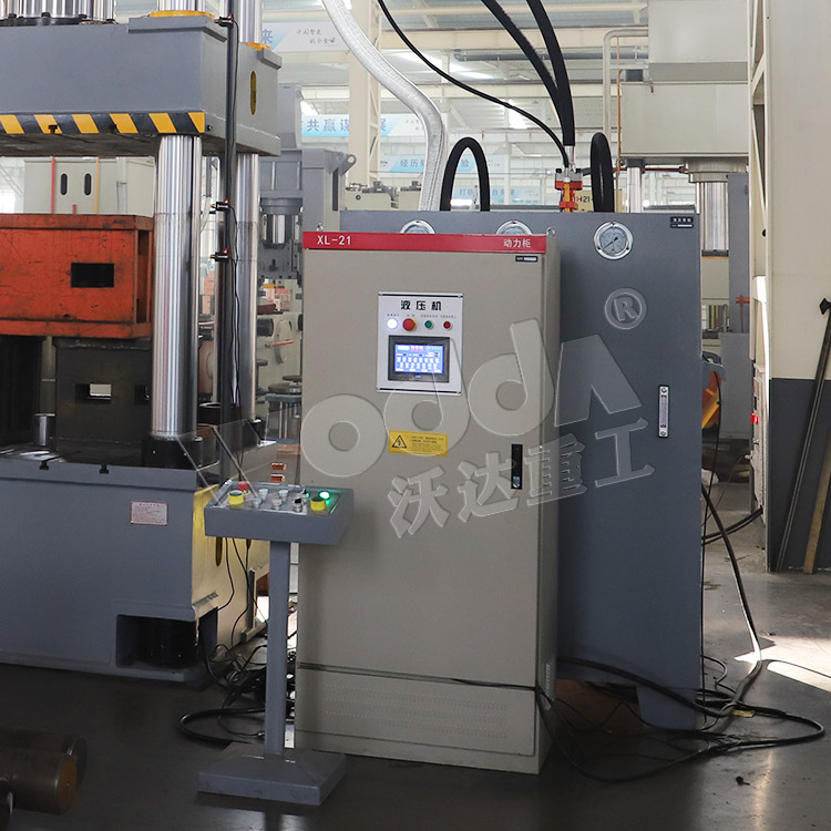 630噸液(yè)壓機伺服(fú)動力櫃、移(yi)動工作台(tai) 630噸液壓機(jī)伺服動力(li)櫃、移動工(gōng)作台