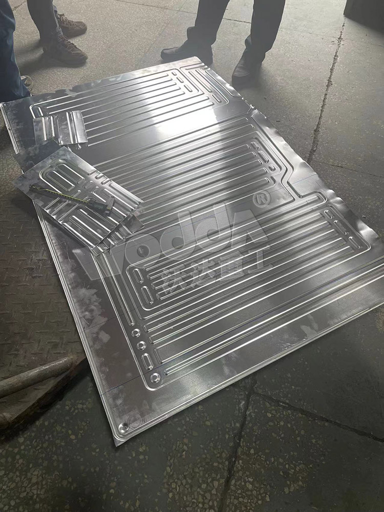 2000噸液壓機壓制(zhi)鋼木門 2000噸液壓(yā)機壓制鋼木門(mén)