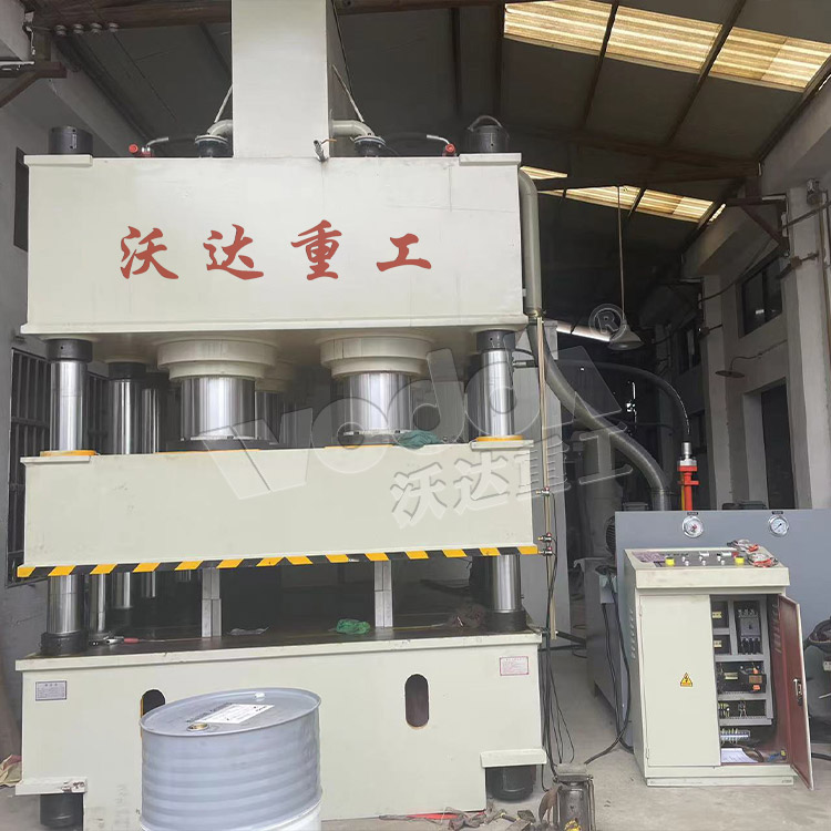 2000噸鋼木(mu)門壓花機客戶(hù)現場 2000噸鋼木門(mén)壓花機客戶現(xian)場