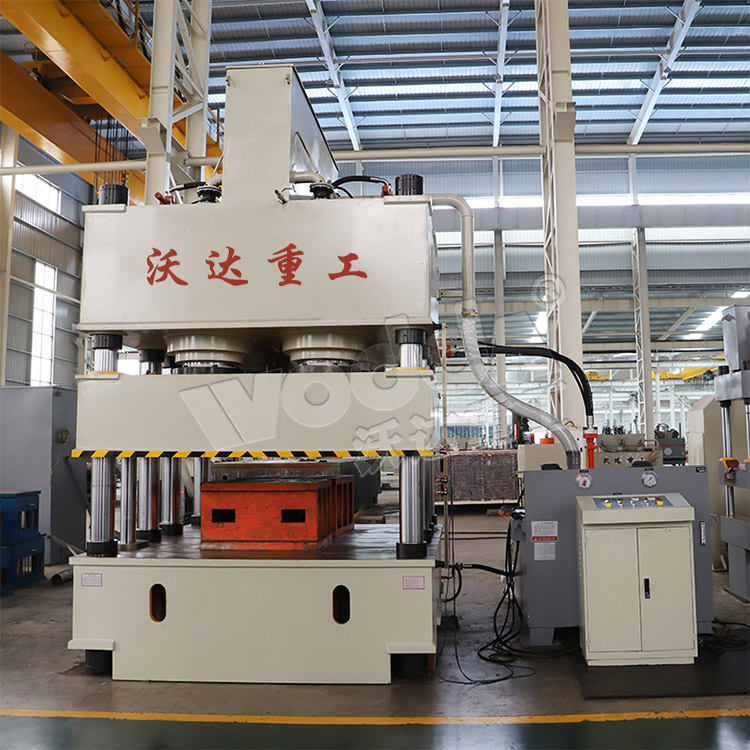 2000噸鋼(gāng)木門壓花機車(chē)間實物 2000噸鋼木(mù)門壓花機車間(jian)實物