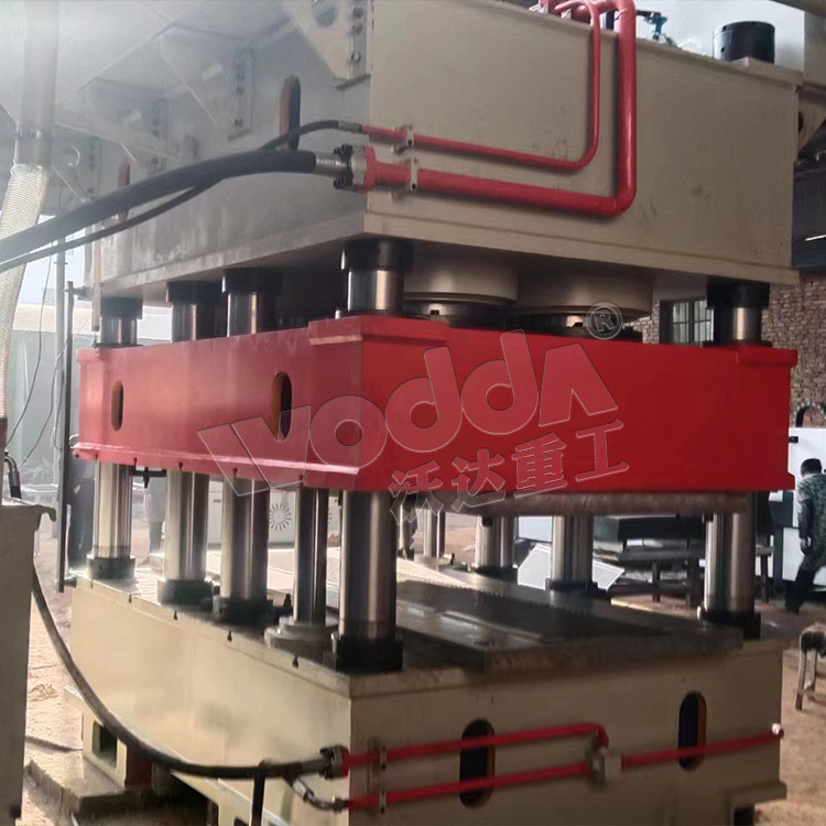 3000噸鋼木(mu)門壓花(hua)機客戶(hù)現場 3000噸(dun)鋼木門(men)壓花機(ji)客戶現(xiàn)場