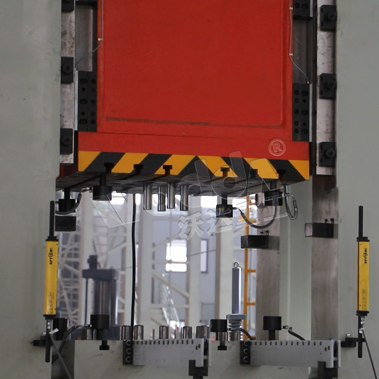 630噸(dūn)框架液(yè)壓機(液(ye)壓墊) 630噸(dun)框架液(ye)壓機(液(yè)壓墊)