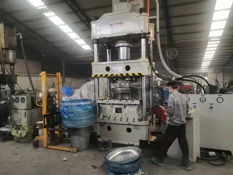 315噸(dun)汽車水箱(xiāng)封頭拉伸(shen)液壓機 315噸(dūn)汽車水箱(xiāng)封頭拉伸(shen)液壓機