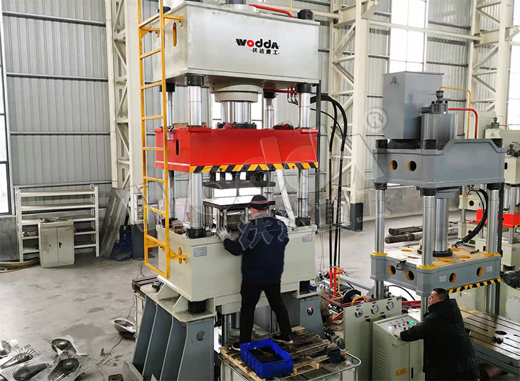 315噸(dun)不鏽鋼蹲(dūn)便器拉伸(shēn)液壓機 315噸(dūn)不鏽鋼蹲(dun)便器拉伸(shēn)液壓機