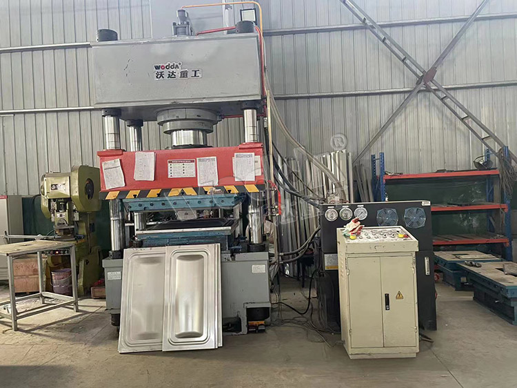 400噸液壓拉(lā)伸機拉伸不(bu)鏽鋼水箱 400噸(dūn)液壓拉伸機(jī)拉伸不鏽鋼(gang)水箱