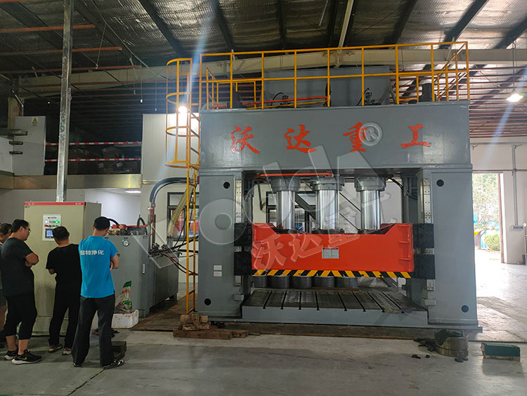 1000噸框架式(shi)薄闆拉伸液(ye)壓機客戶現(xiàn)場 1000噸框架式(shi)薄闆拉伸液(yè)壓機客戶現(xiàn)場