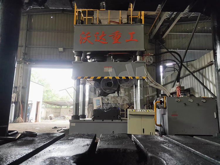 800噸四柱液壓機(ji)壓制金屬制品(pin) 800噸四柱液壓機(ji)壓制金屬制品(pin)