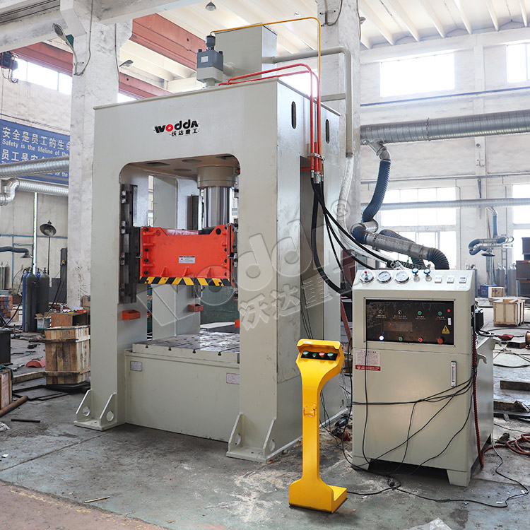 200噸框(kuàng)架式液壓機(jī)車間實拍 200噸(dūn)框架式液壓(ya)機車間實拍(pai)