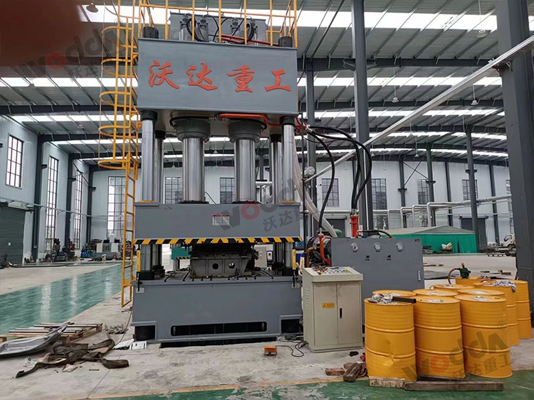 800噸汽車配(pèi)件液壓機(ji) 800噸汽車配(pei)件液壓機(ji)