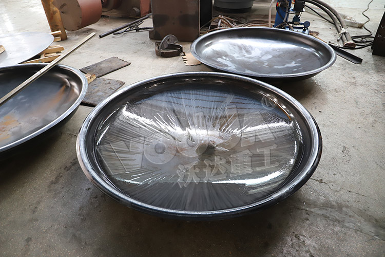 大(dà)型封頭(tou) 大型封(feng)頭