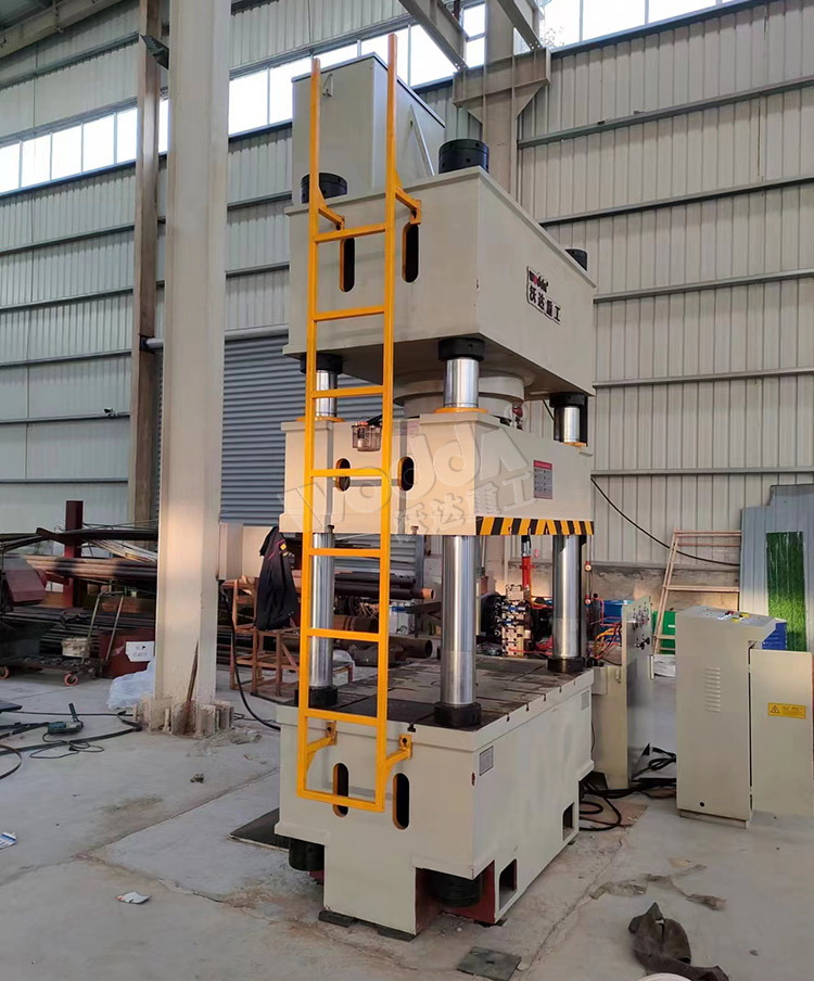 400噸不(bú)鏽鋼水箱(xiāng)液壓機 400噸(dūn)不鏽鋼水(shuǐ)箱液壓機(ji)