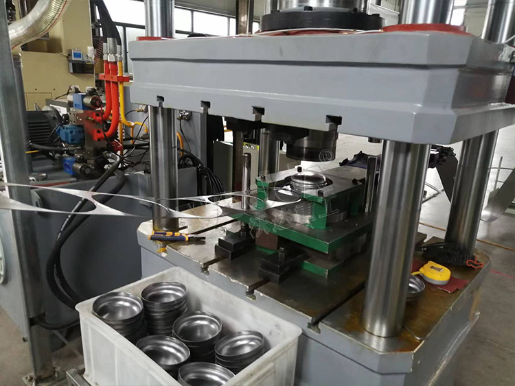 200噸拉伸(shen)液壓機(ji) 200噸拉伸(shēn)液壓機(ji)