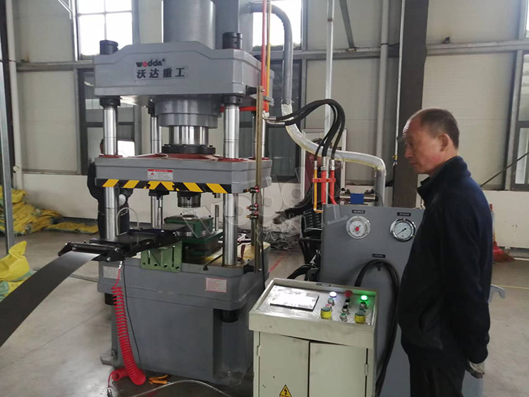 200噸(dun)不鏽鋼(gāng)電機端(duan)蓋拉伸(shen)液壓機(jī) 200噸不鏽(xiù)鋼電機(jī)端蓋拉(la)伸液壓(yā)機